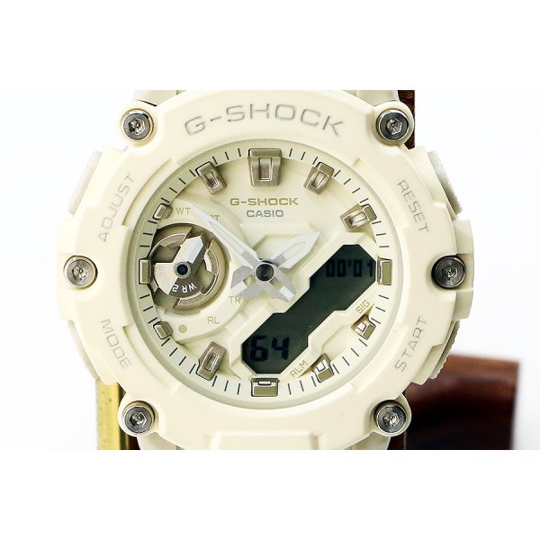 カシオ　Ｇショック　ＧＭＡ－Ｓ２２００―７ＡＤＲ　デジアナ白文字盤　表面拡大