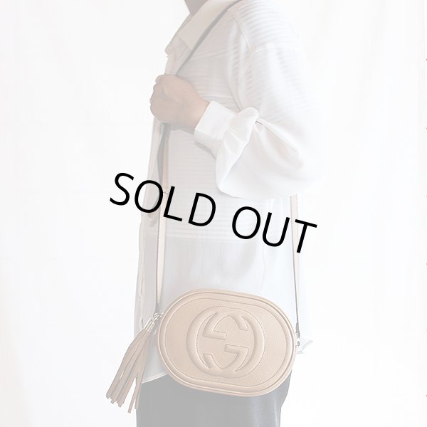 グッチ　ソーホー インターロッキングG タッセルショルダーバック 747779 213317 ベージュ　掛けたイメージ