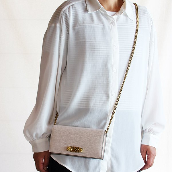 グッチ　インターロッキングG チェーンウォレット 746056 149 アイボリー　掛けたイメージ