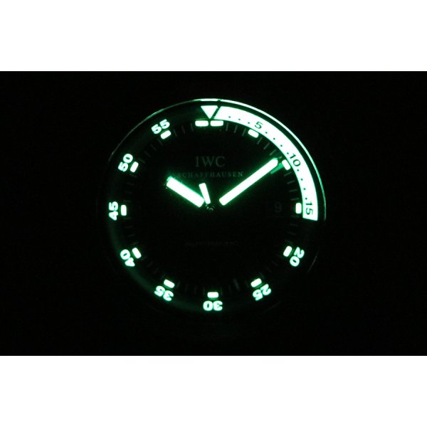 ＩＷＣ　アクアタイマー　ＩＷ３５４８０５　黒文字盤　２ツリューズ　ライト暗闇