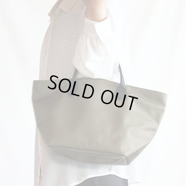 エルベシャプリエ　レザーハンドル舟型トートM 1407C トープ　持ったイメージ