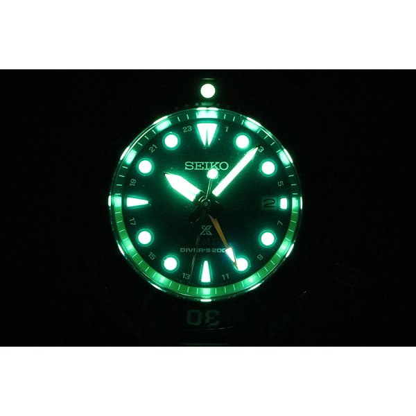 セイコー　プロスペックソーラーダイバーＧＭＴ　ＳＢＰＫ００１　緑文字盤　ライト暗闇