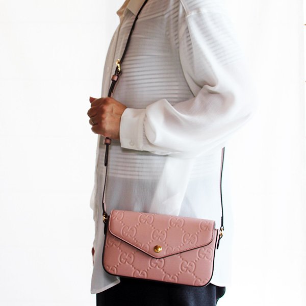 グッチ　GGスーパーミニ ショルダーバック 772794 525040 ピンク　掛けたイメージ