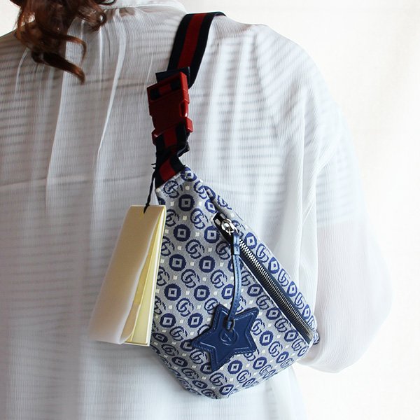 グッチ　GGスプリーム チルドレンズ ボディバック 502095 527066 ブルー　掛けたイメージ