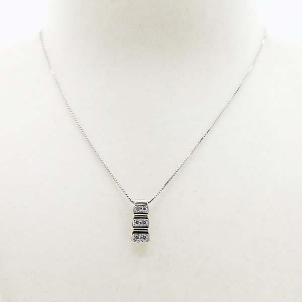 PT900/850/K18 ダイアイリペンダントネックレス 0.23ct 6.80g　装着イメージ