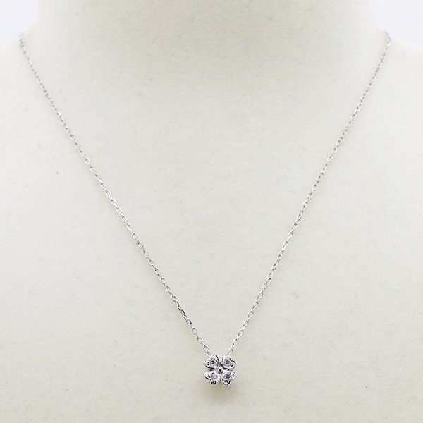 ミキモト　K18WG ダイアイリペンダントネックレス 0.07ct 3.00g　装着イメージ